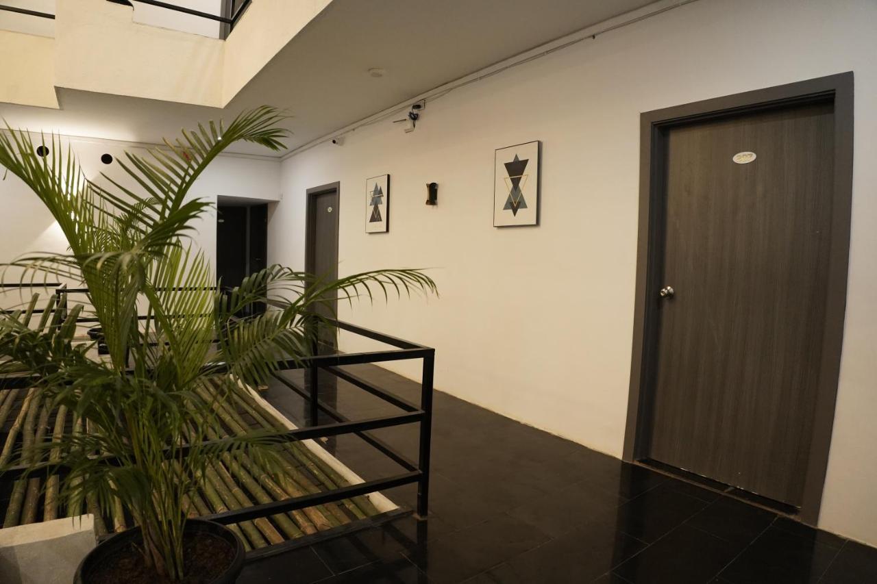Hotel Royal Accord Surat Luaran gambar