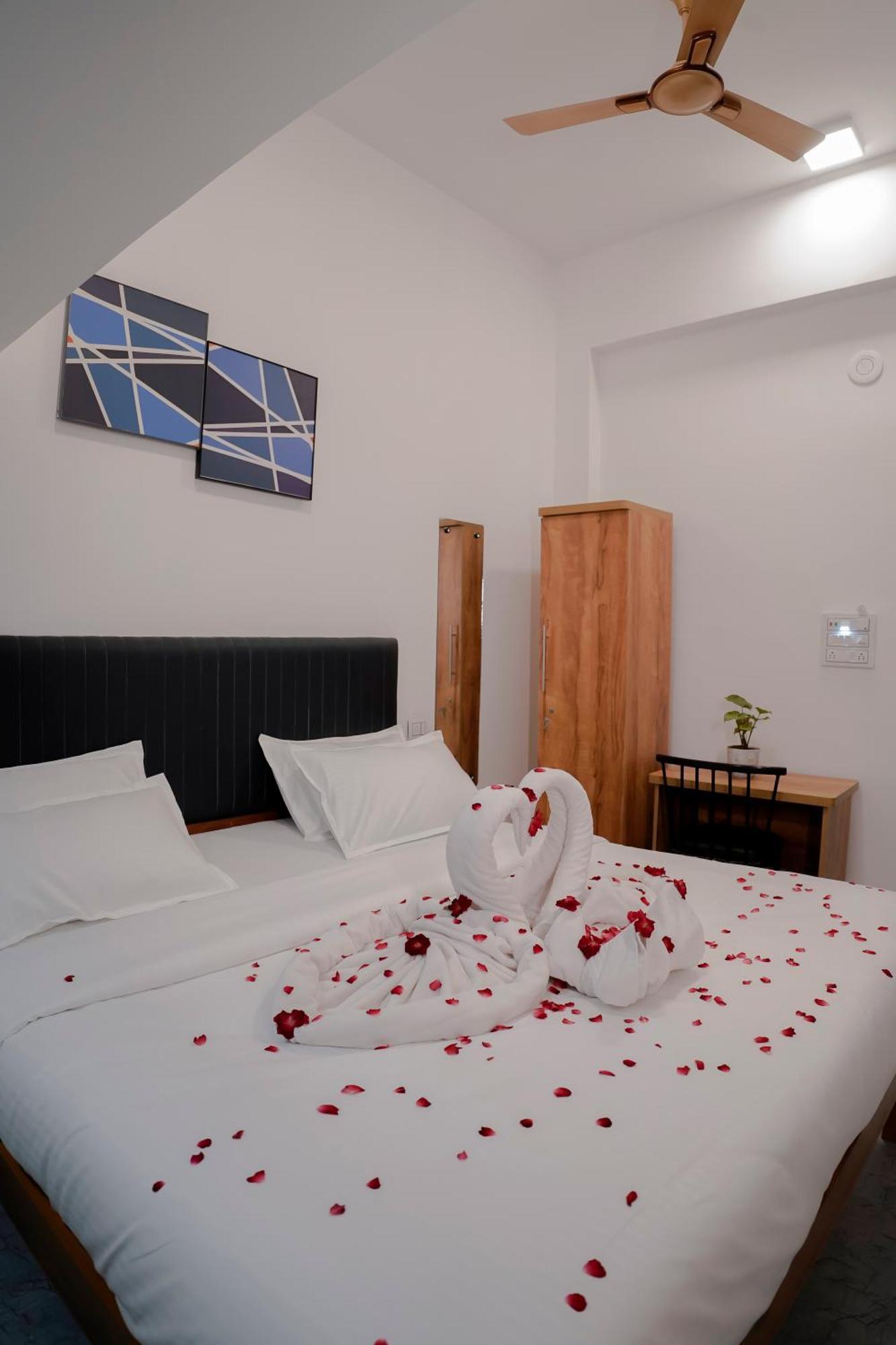 Hotel Royal Accord Surat Luaran gambar