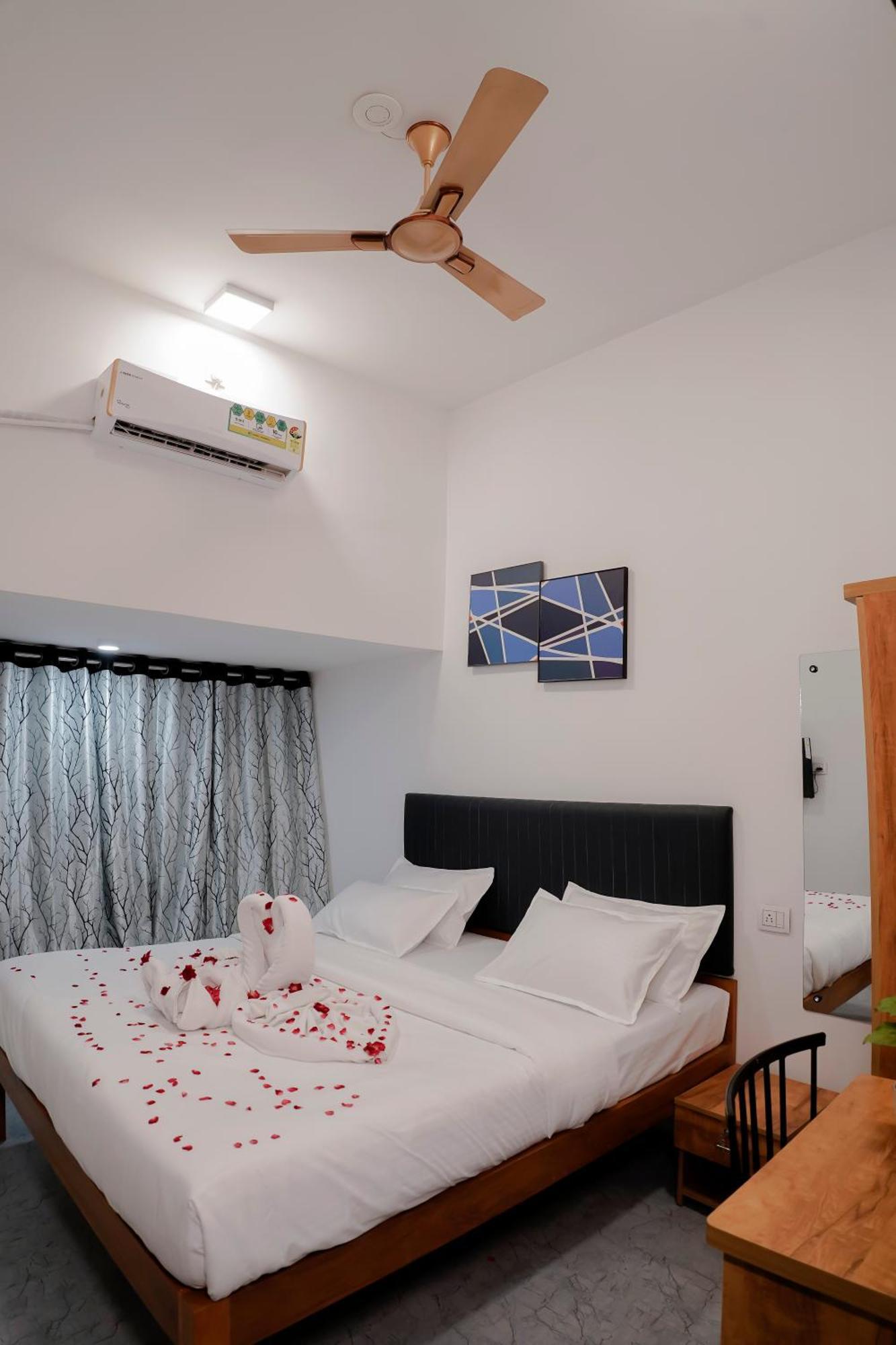 Hotel Royal Accord Surat Luaran gambar