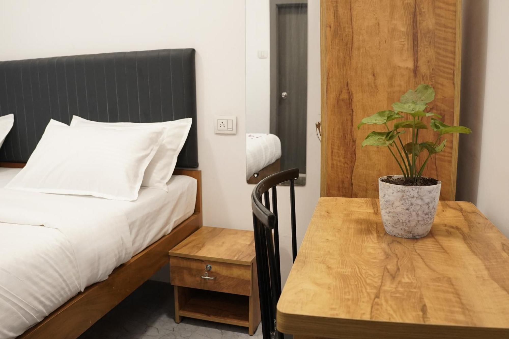Hotel Royal Accord Surat Luaran gambar