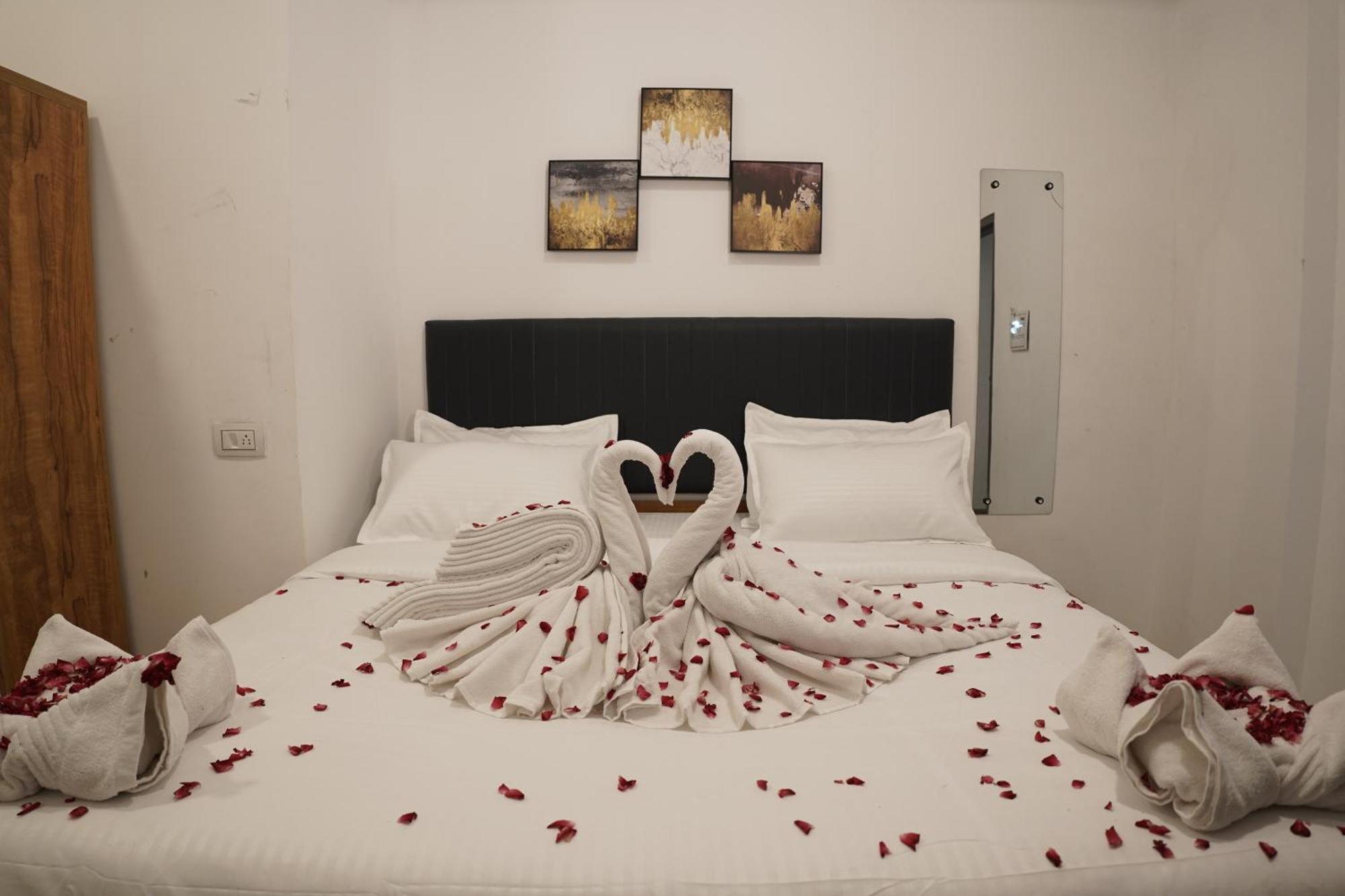 Hotel Royal Accord Surat Luaran gambar
