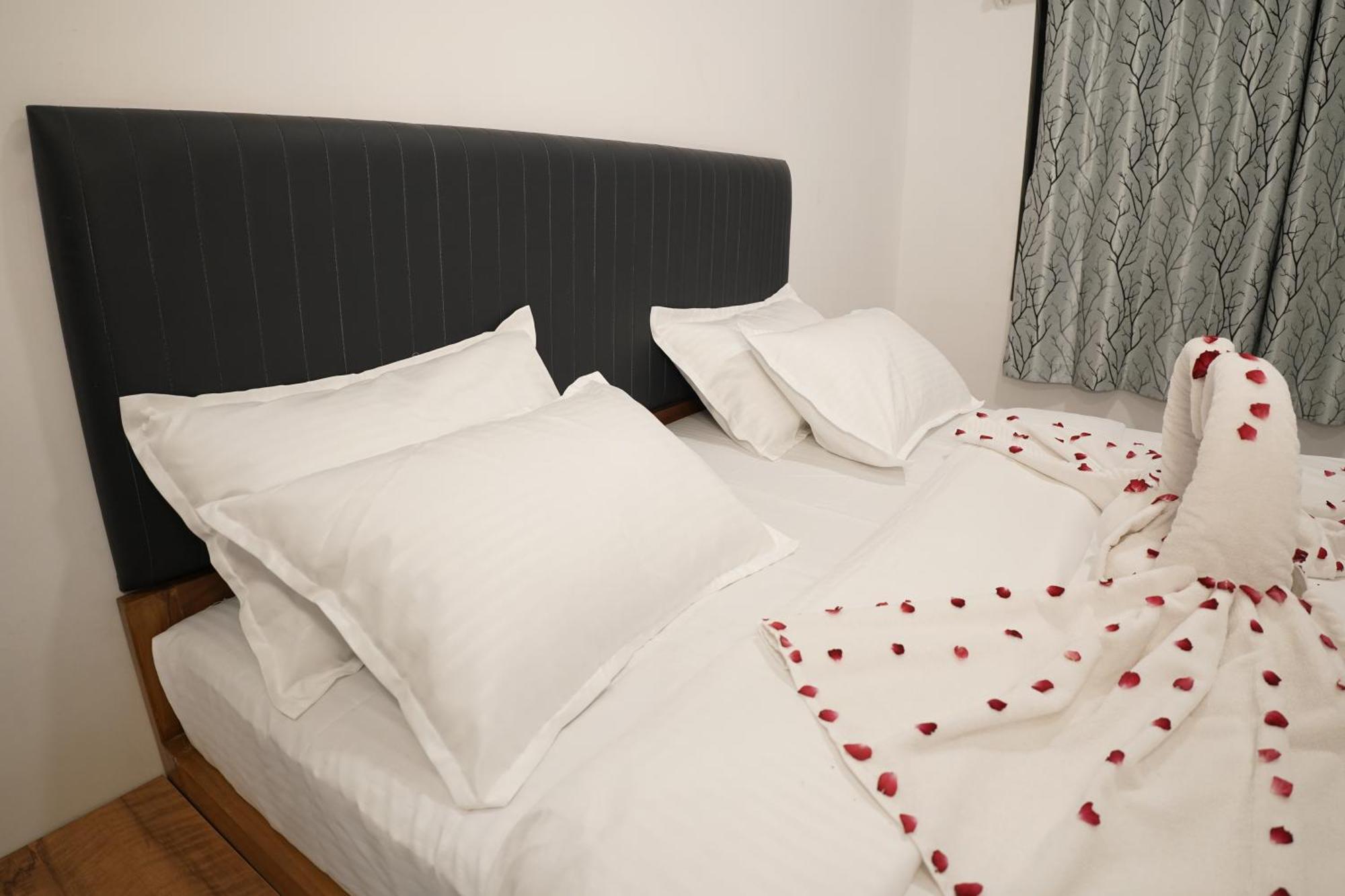 Hotel Royal Accord Surat Luaran gambar