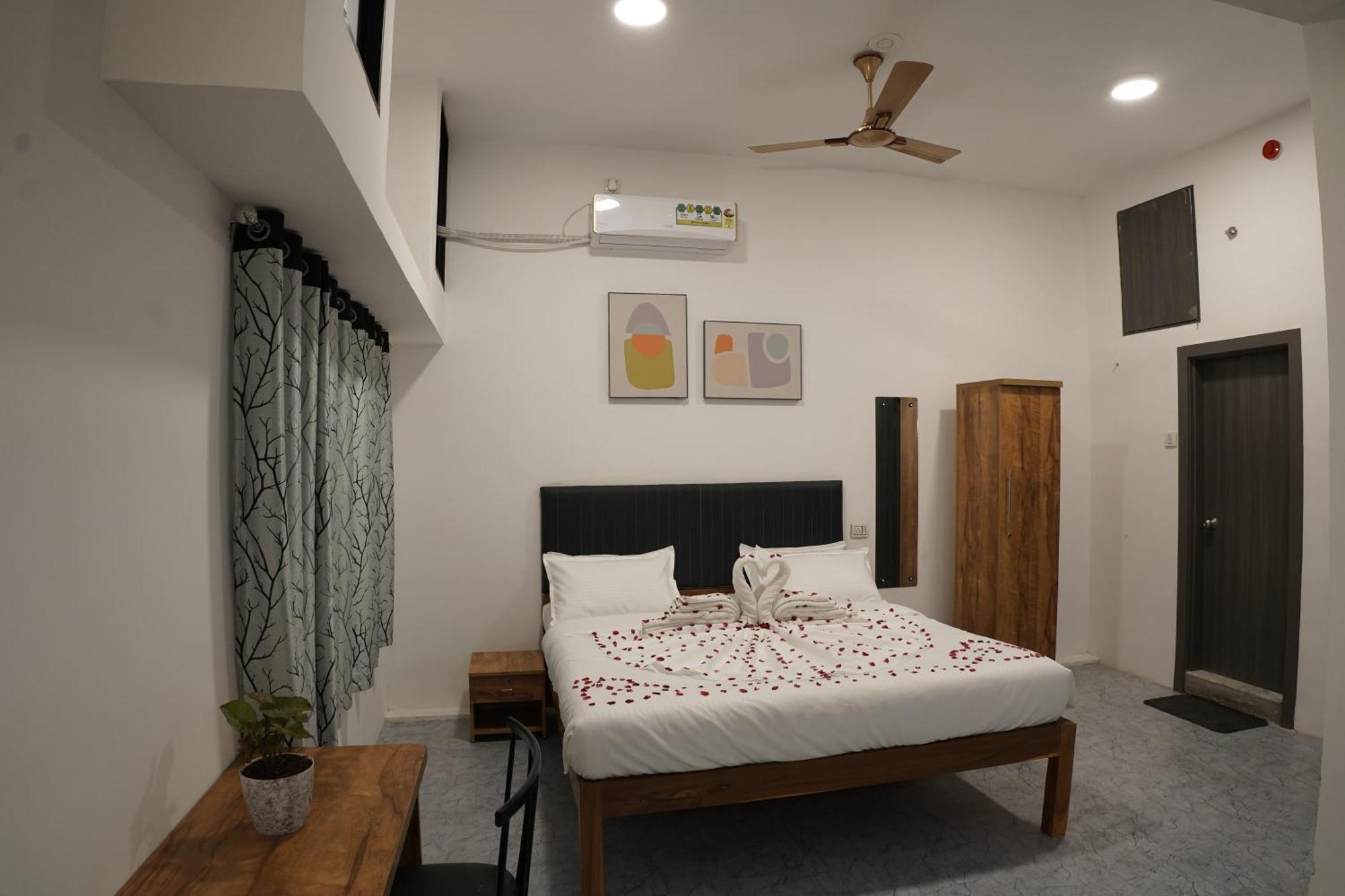 Hotel Royal Accord Surat Luaran gambar