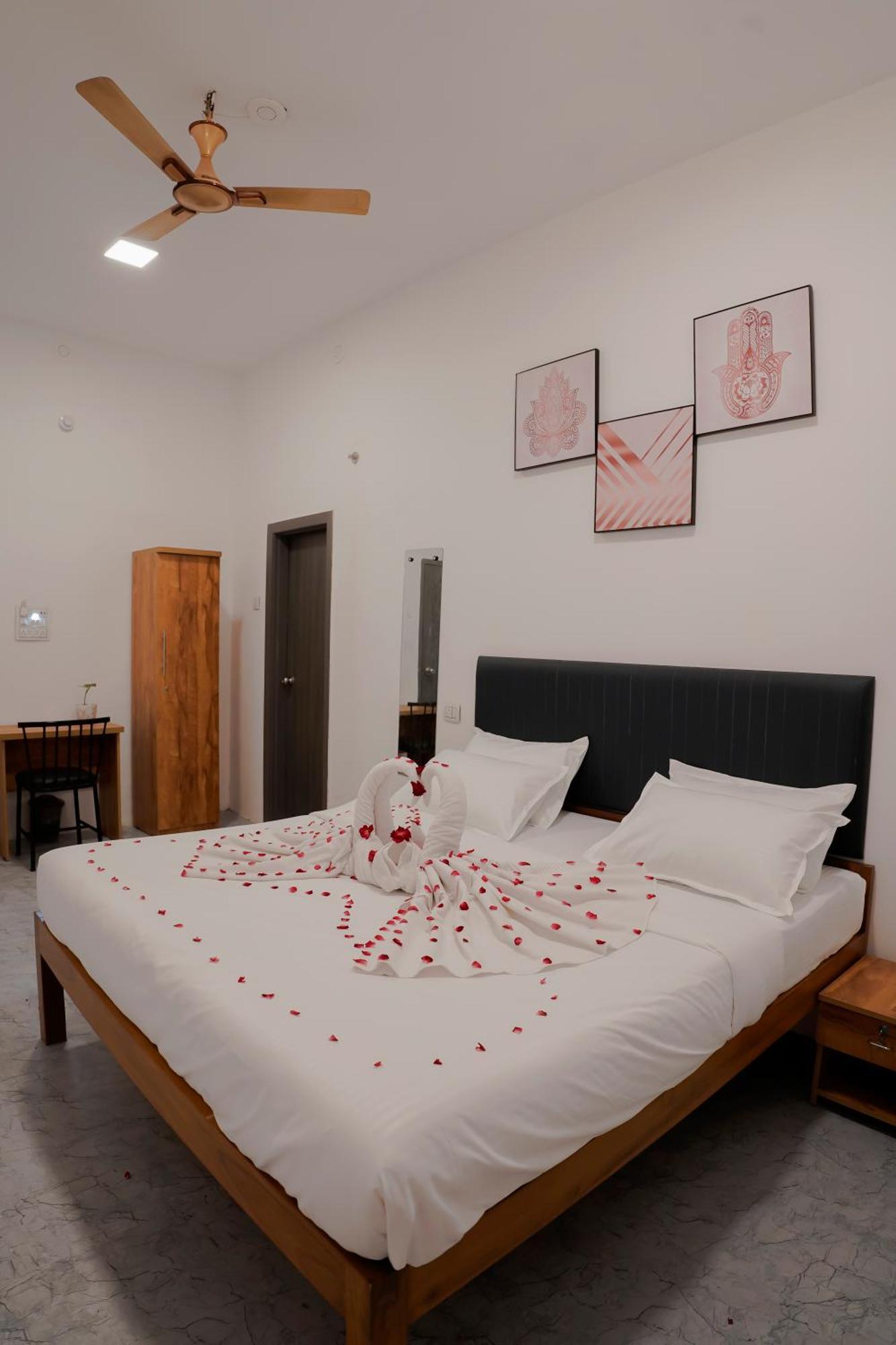 Hotel Royal Accord Surat Luaran gambar