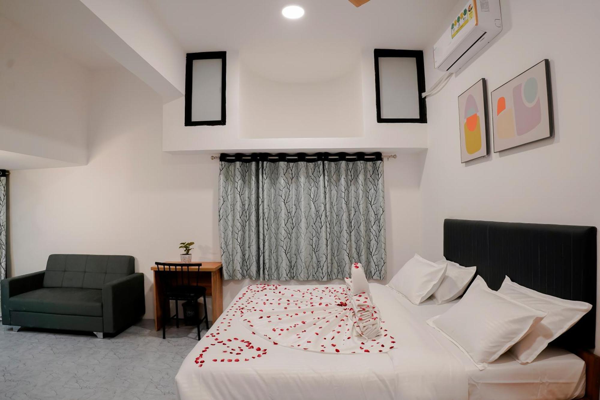 Hotel Royal Accord Surat Luaran gambar
