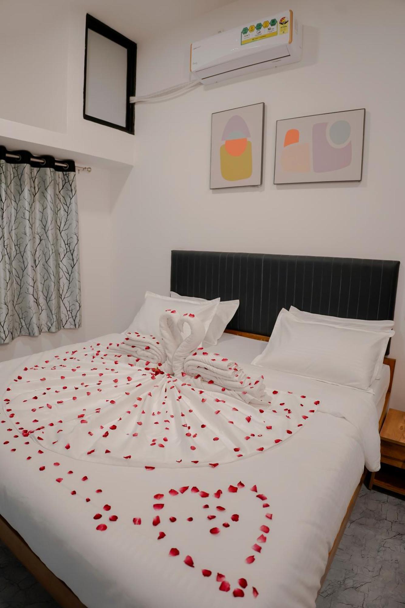 Hotel Royal Accord Surat Luaran gambar