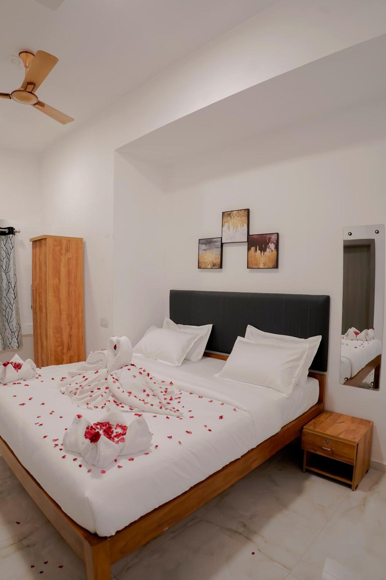 Hotel Royal Accord Surat Luaran gambar