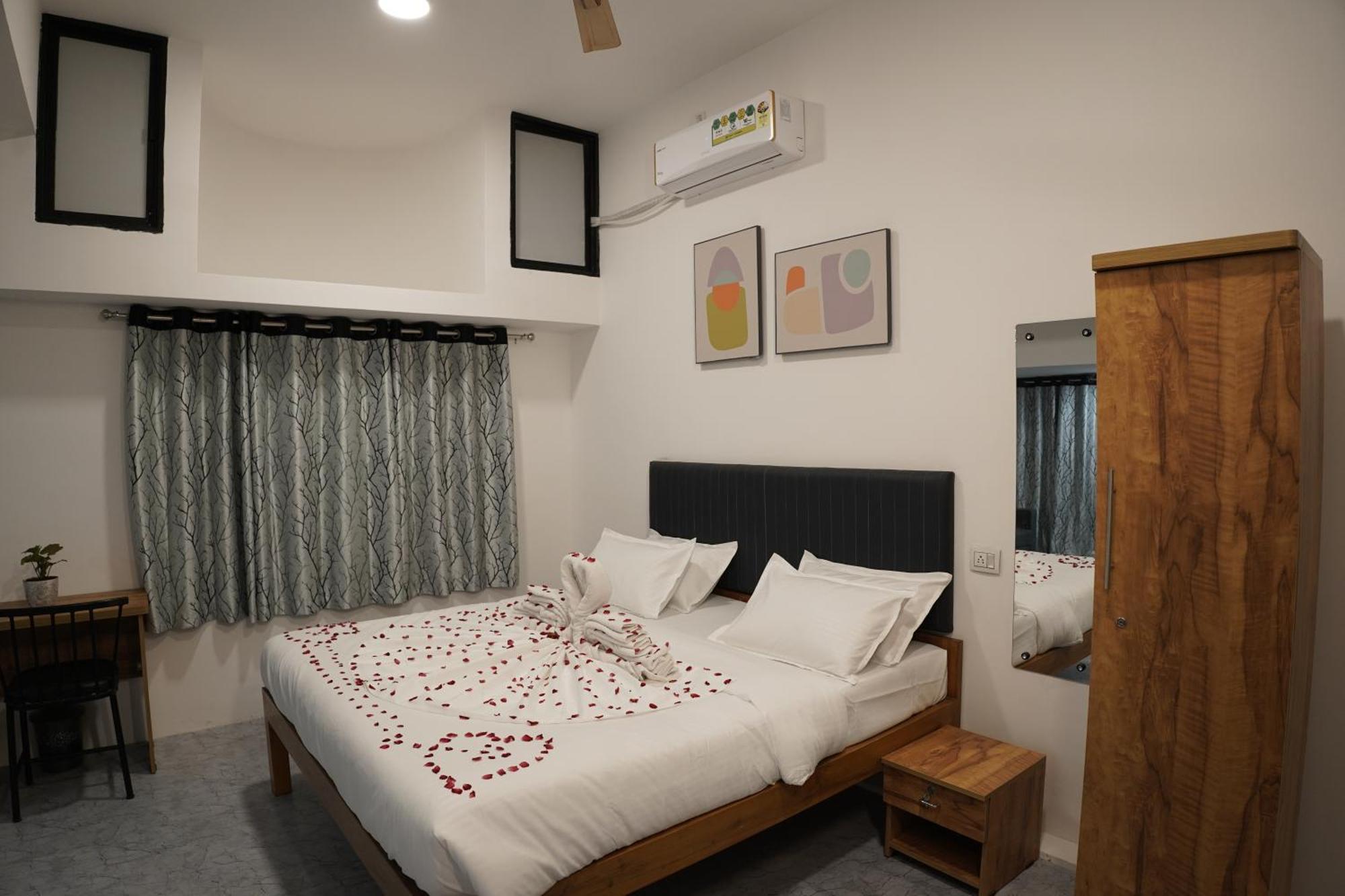 Hotel Royal Accord Surat Luaran gambar