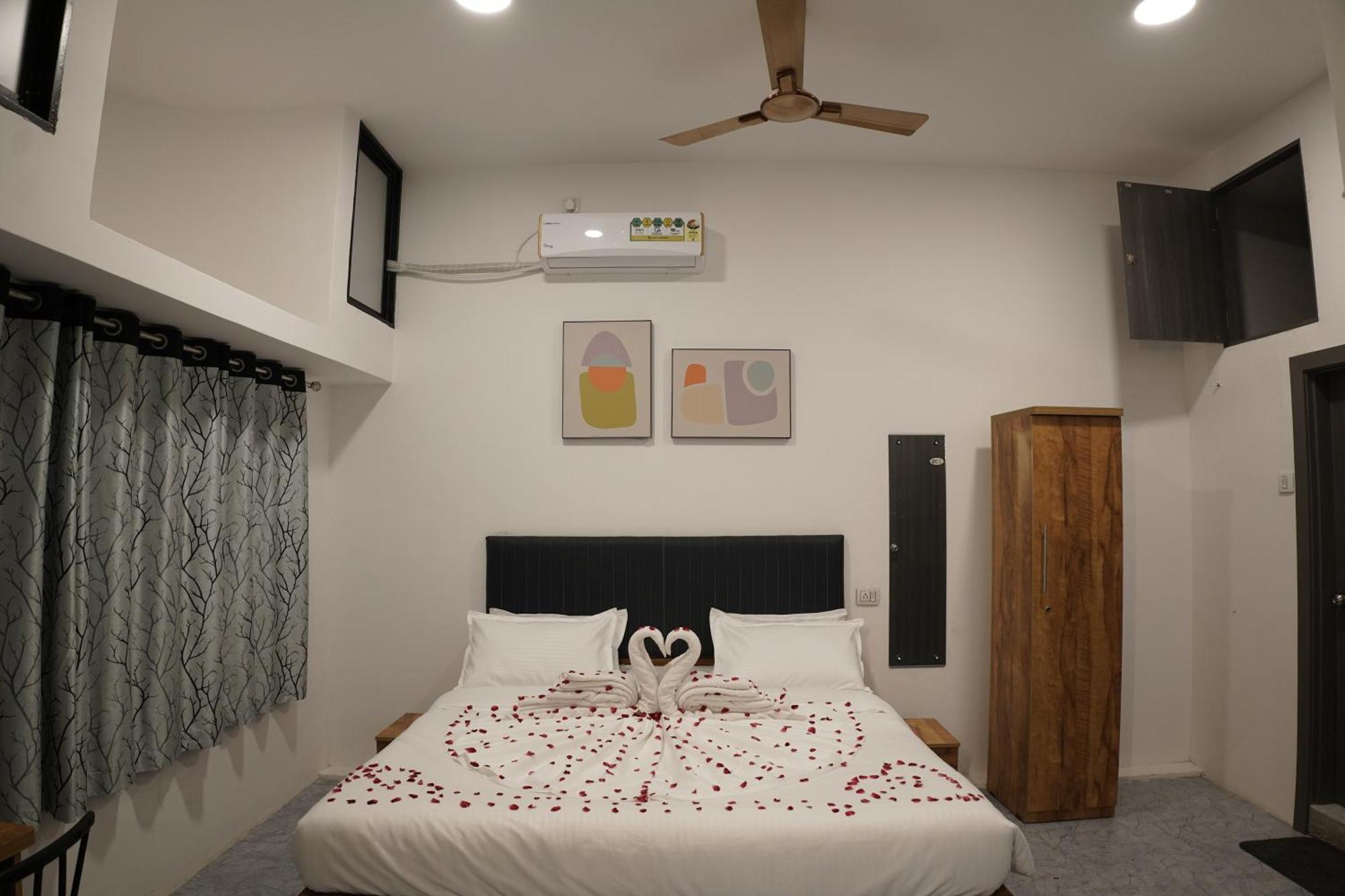 Hotel Royal Accord Surat Luaran gambar