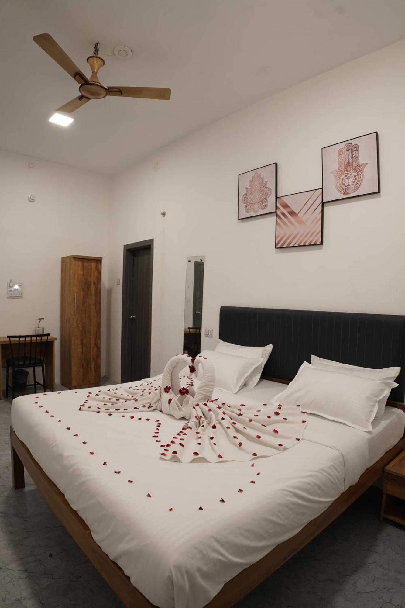 Hotel Royal Accord Surat Luaran gambar