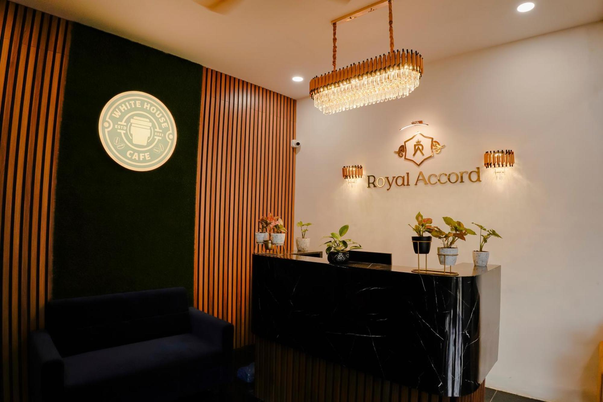 Hotel Royal Accord Surat Luaran gambar